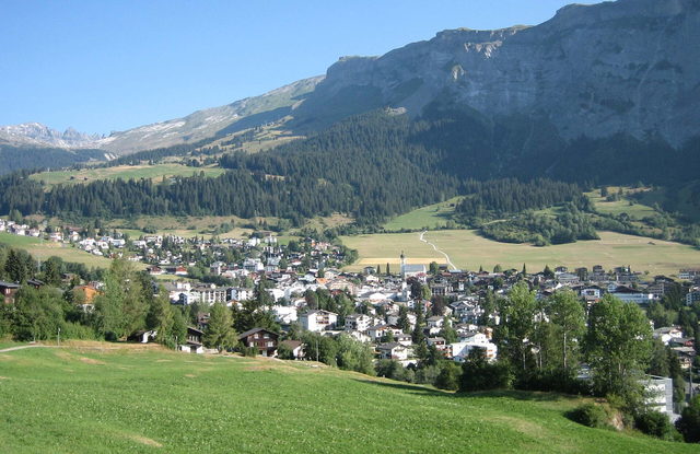 Flims Dorf mit Kirche unter den Felswänden des Flimsersteins