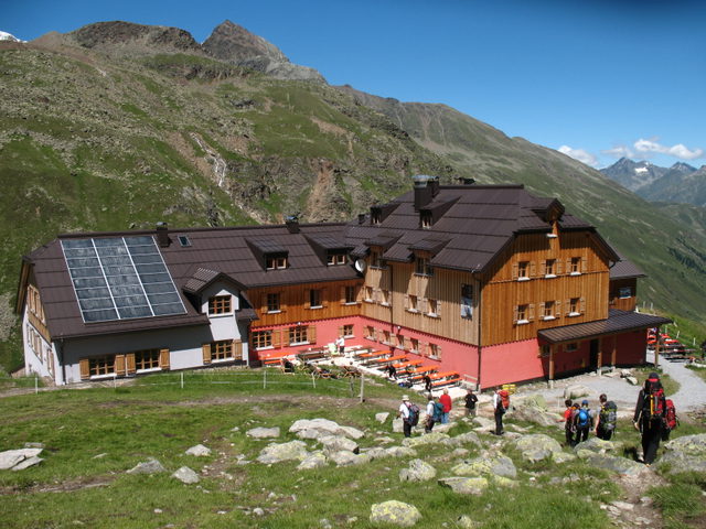 Taschachhaus mit Sonnenterrasse vor hochalpiner Bergkulisse