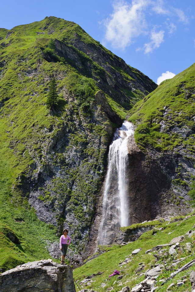 Schleierwasserfall im grünen Weitental bei Hintertux