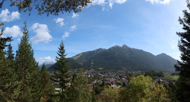 Panoramablick auf Seefeld und die umgebende Berglandschaft