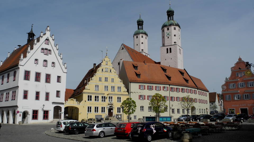 Wemdinger Marktplatz mit historischen Häusern, Rathaus links und Kirchtürmen, Aufnahme vom April 2011