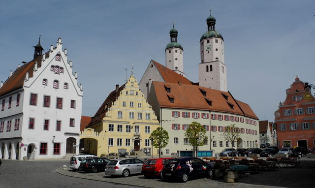 Wemdinger Marktplatz mit historischen Häusern, Rathaus links und Kirchtürmen, Aufnahme vom April 2011