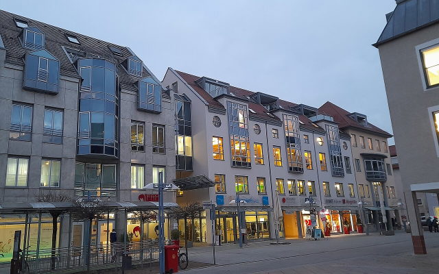 Häuserfassaden am Petrusplatz in Neu-Ulm bei Abendlicht