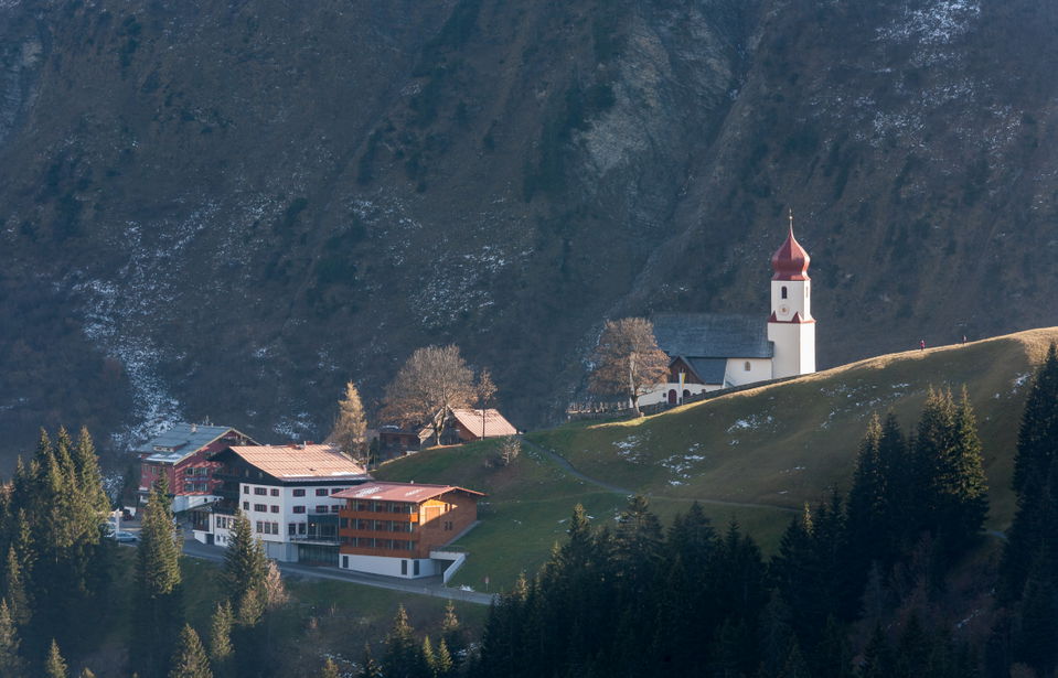 Pfarrkirche St. Nikolaus Damüls – Fresken über dem Bergdorf