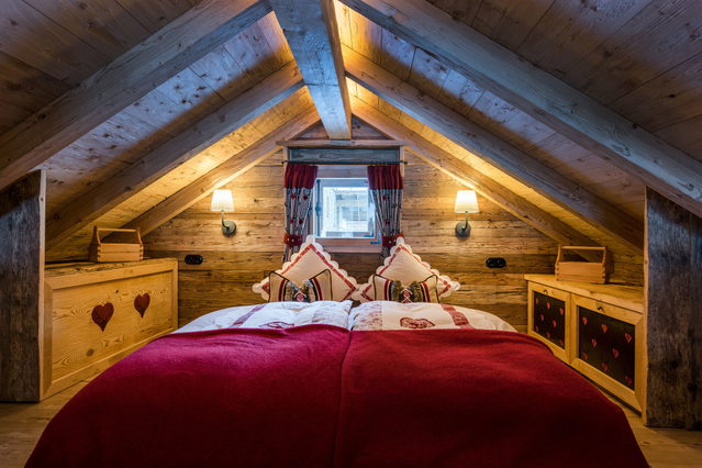 Schlafgalerie mit Doppelbett im Tiny-Chalet