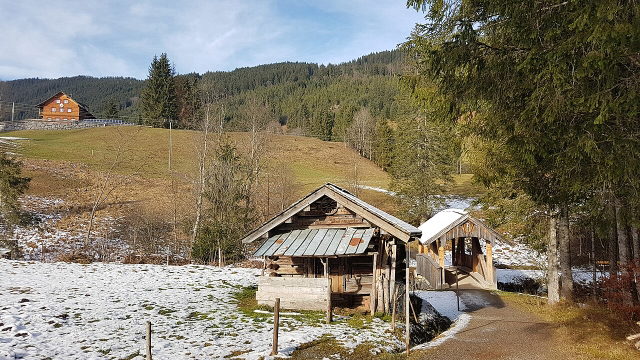 Überdachte Holzbrücke am Mahdtalhaus in Riezlern über den Schwarzwasserbach