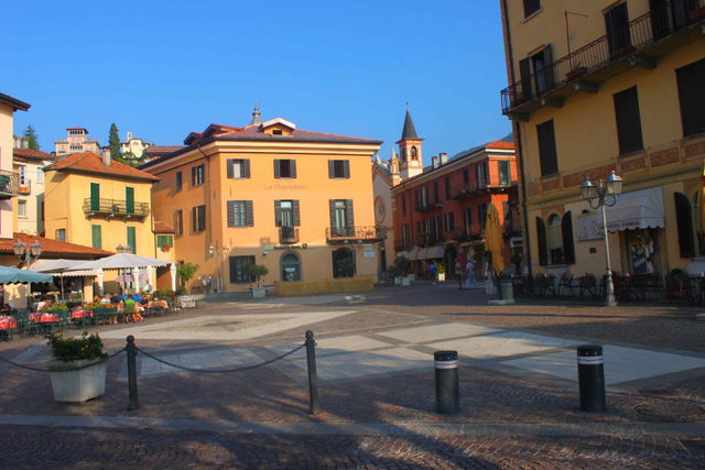 Piazza Garibaldi in Menaggio mit historischen Häusern und Glockenturm