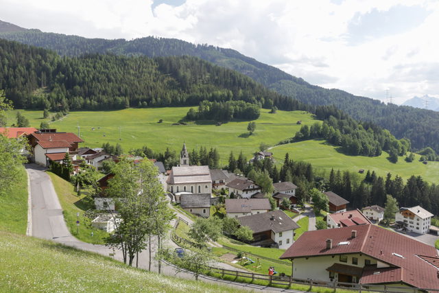 Fendels mit Blick auf die Pfarrkirche am Ziel der Radtour