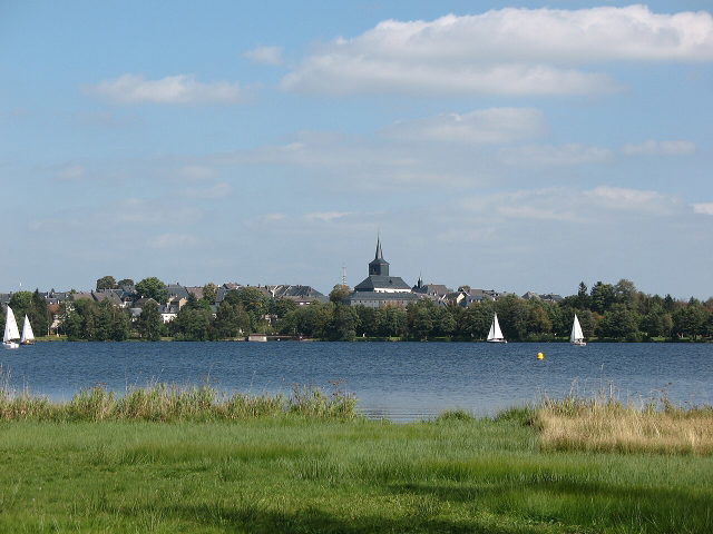 Weißenstädter See mit Segelbooten und der Stadtsilhouette von Bad Weißenstadt