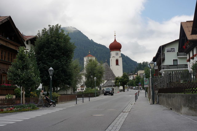 Dorfstraße mit Kirche in St. Anton am Arlberg