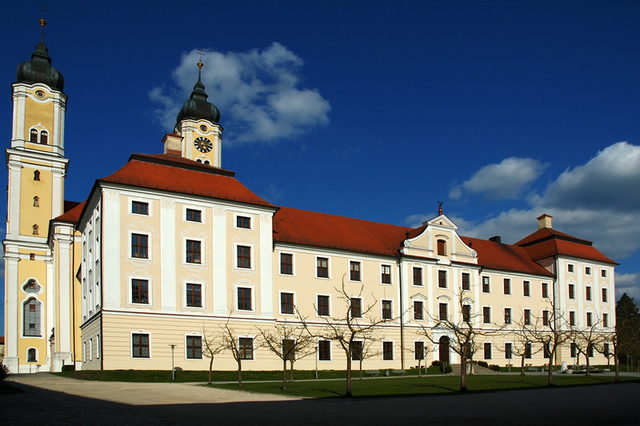 Kloster Roggenburg mit hellen Fassaden, roten Dächern und zwei Kirchtürmen