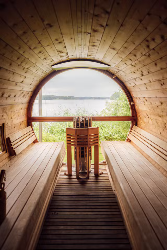 Symbolbild: Holzsauna mit Blick ins Grüne. Keine Originalaufnahme des Anbieters.
