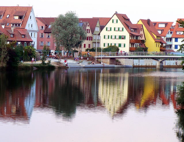 Neckar und historische Häuser in Rottenburg am Neckar