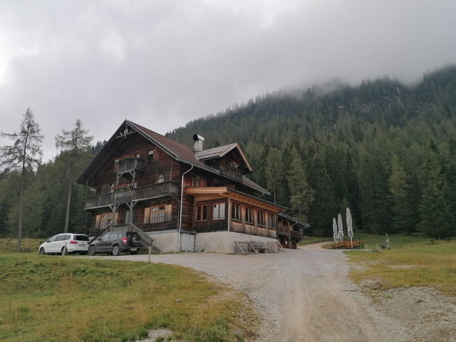 Holzalm bei Brixlegg vor bewaldetem Berghang