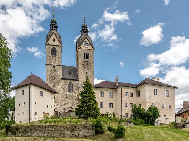 Doppeltürme des Doms und umliegende Gebäude in Maria Saal