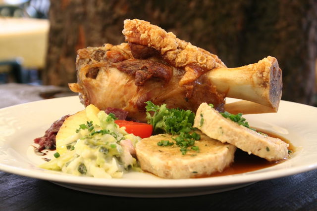 Knusprige Schweinshaxe mit Beilagen