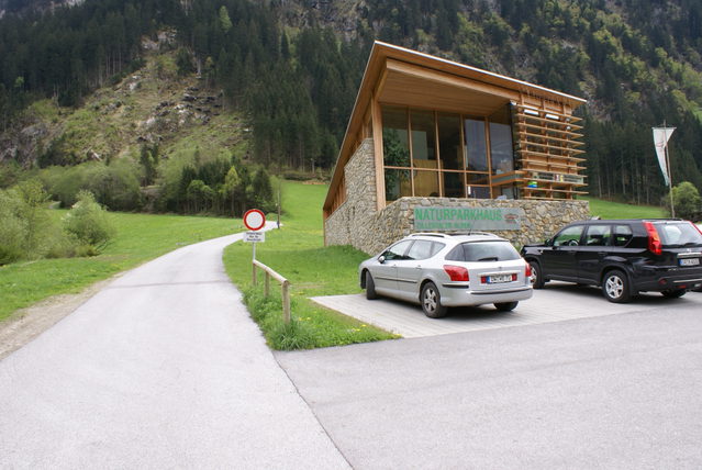 Naturparkhaus und Ortsbereich von Ginzling
