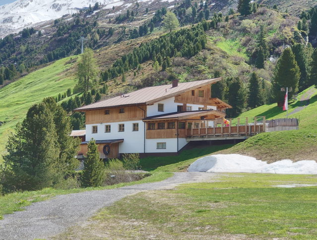 Zirben Alm bei Obergurgl mit Terrasse am grünen Berghang