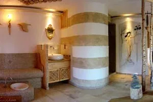 Erlebnisdusche und Sitzbereich im Wellnessbereich