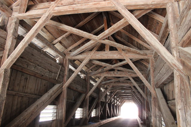 Blick durch das hölzerne Tragwerk der gedeckten Hinterrheinbrücke in Andeer