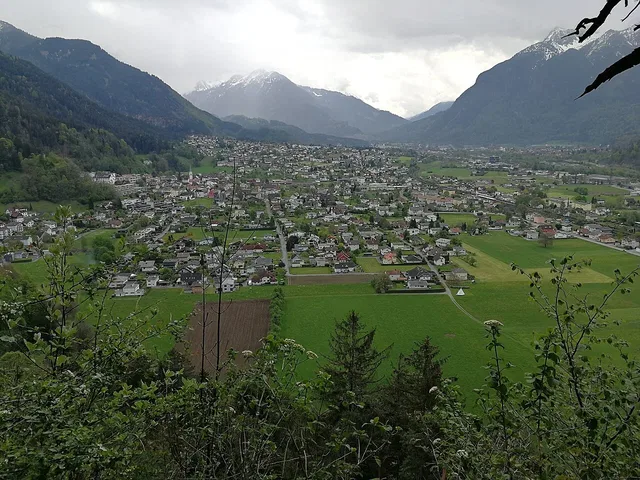 Talblick vom Hängenden Stein Richtung Bludenz – ein Landschaftsmotiv aus dem Startgebiet des Sunna-Wegs.
