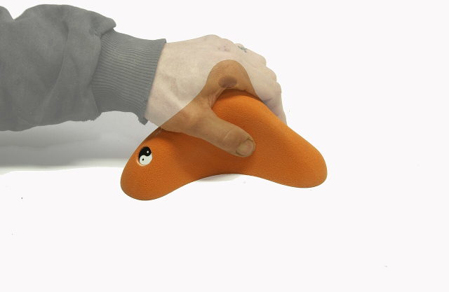 Symbolbild: Orangefarbener Klettergriff in einer Hand
