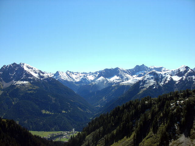 Blick vom Panoramaweg über Bach im Lechtal ins Madautal