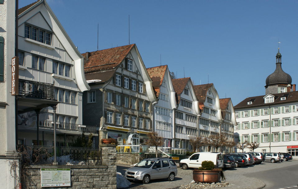 Dorfplatz Gais – historische Häuserzeile und Appenzeller Baukultur