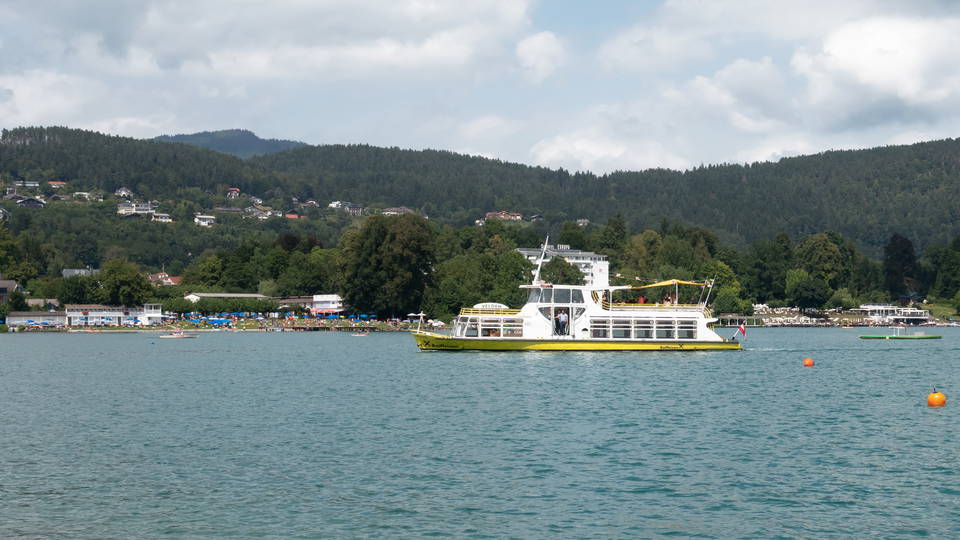 Ausflugsschiff auf dem Wörthersee vor dem Ufer von Velden