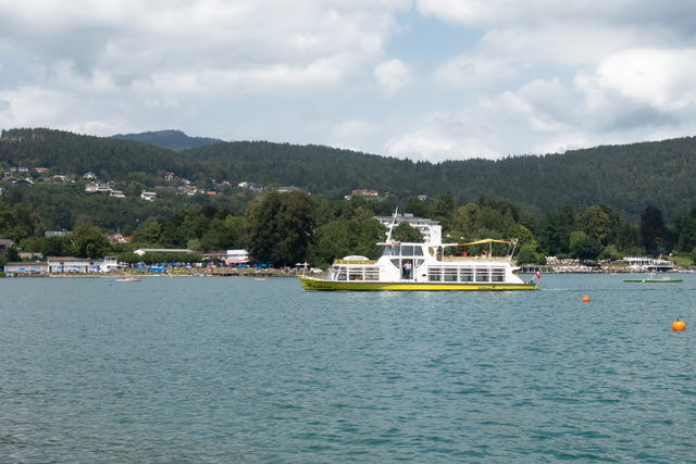 Ausflugsschiff auf dem Wörthersee vor dem Ufer von Velden