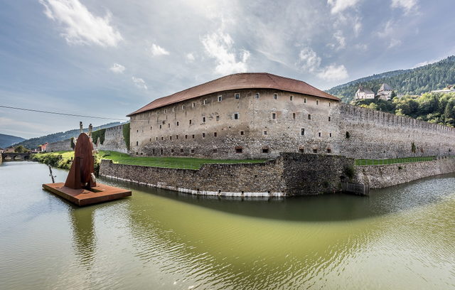 Wasserführender Stadtgraben und Stadtmauer in Friesach