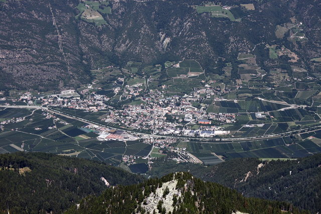 Blick von der Naturnser Hochwart über Naturns und die Obstgärten