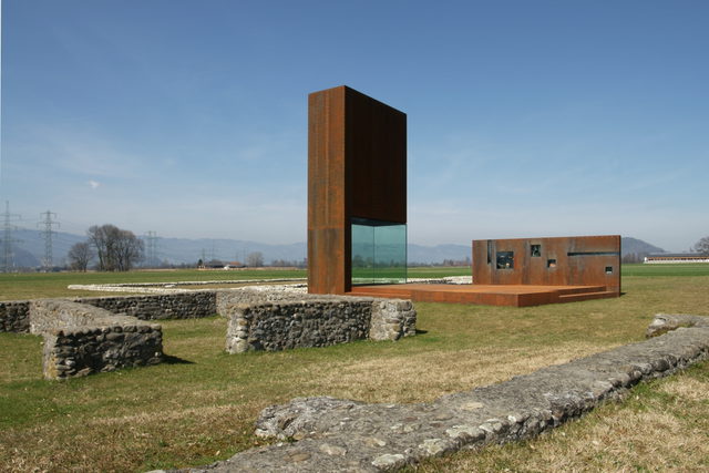 Freigelegte Mauerreste und die begehbare Stahlskulptur im Freilichtmuseum Römervilla Brederis.