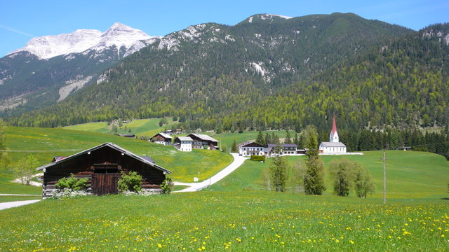 Steinberg am Rofan mit Pfarrkirche und Guffert