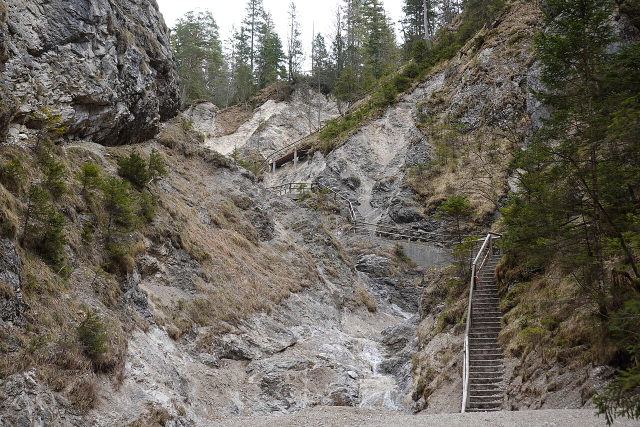 Treppen und Geländer führen zwischen den Felswänden der Hüttlebachklamm aufwärts