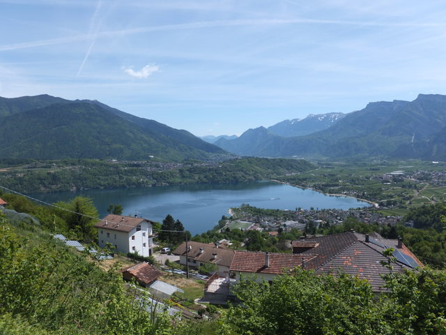 Blick über den Caldonazzosee und die Ortschaften am Ufer