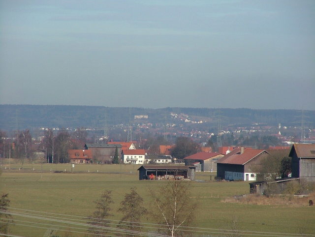 Eisenburg oberhalb von Wiesen und Häusern am Rand von Memmingen