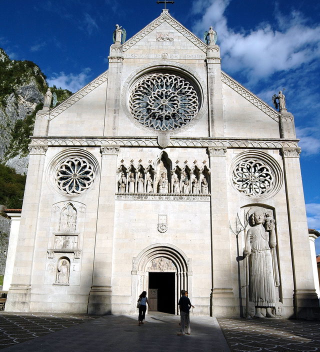 Mittelalterliche Domfassade von Santa Maria Assunta in Gemona del Friuli