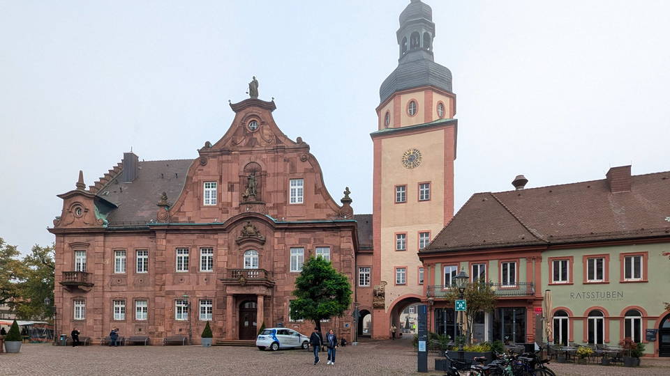 Rathaus und Rathausturm am Ettlinger Marktplatz