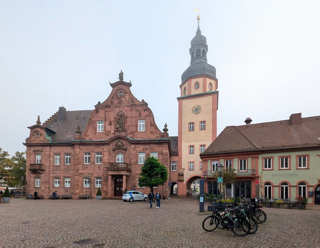 Rathaus und Rathausturm am Ettlinger Marktplatz außerhalb des Marktfestes