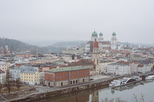 Dom St. Stephan in Passau mit barocker Altstadt und Donau