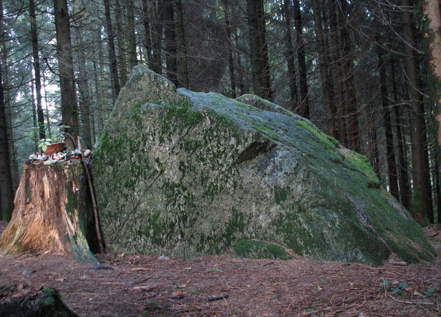 Heiliger Stein im Wald bei Waltershofen