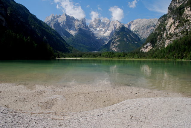 Dürrensee mit hellem Ufer und Dolomitenbergen im Hintergrund