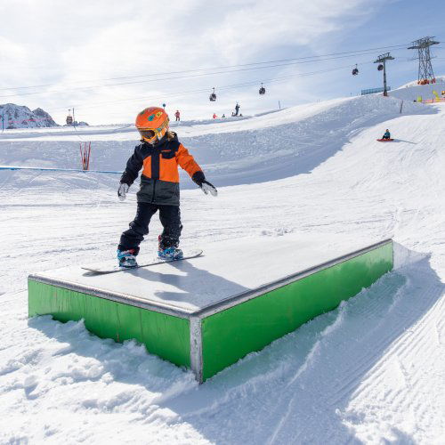 Kind auf einer Box im Crystal Peak Park