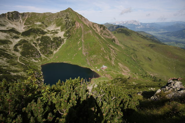 Wildseelodersee zwischen grünen Berghängen