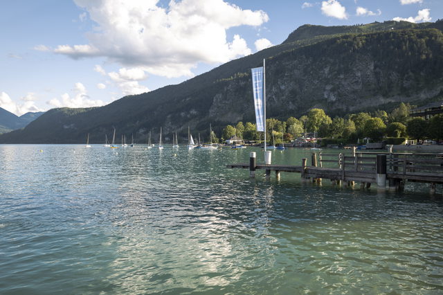 Steg am Wolfgangsee in St. Wolfgang mit Blick auf die Berglandschaft