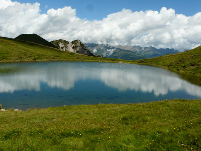 Jochsee in grüner Almlandschaft am Golzentipp