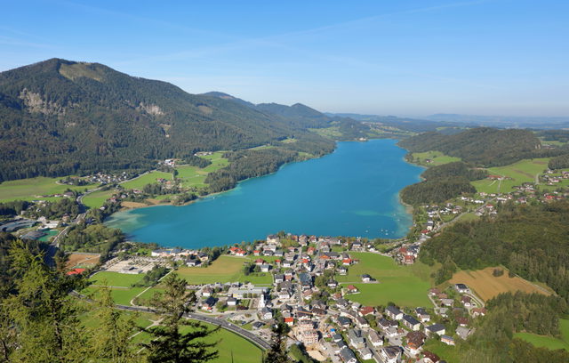 Blick vom Ellmaustein über Fuschl am See und den Fuschlsee