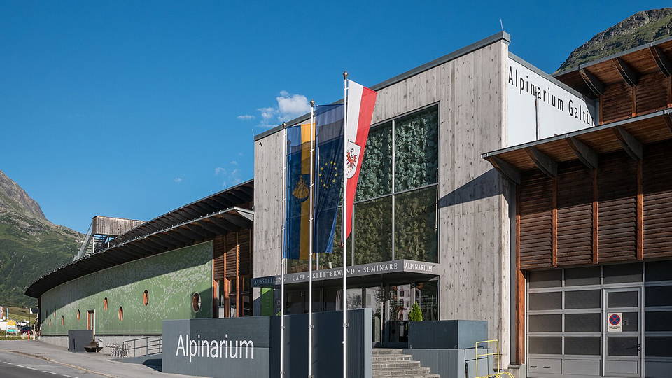 Eingang und Fassade des Alpinariums in Galtür
