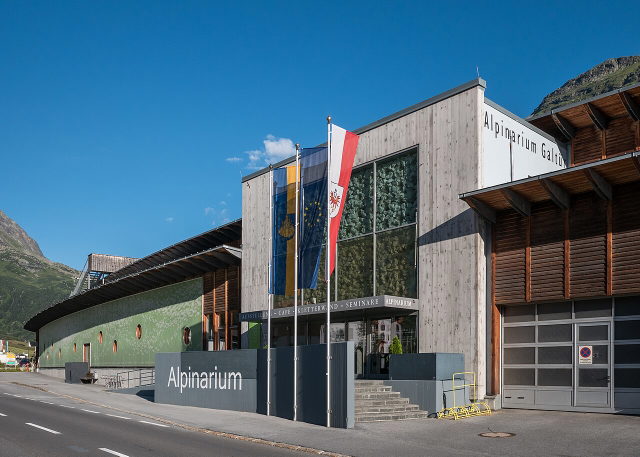 Eingang und Fassade des Alpinariums in Galtür